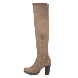 Cm Paris Mousquetaires en daim sur un pilier beige 1
