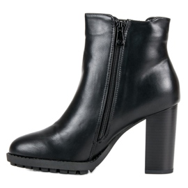 Kylie Bottines noires sur un poteau 1