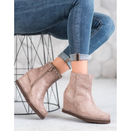 Kylie Bottes beiges sur un coin 6