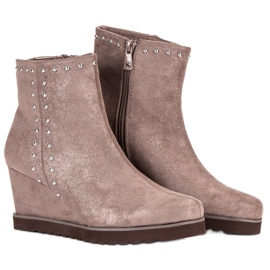 Kylie Bottes beiges sur un coin 4
