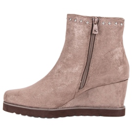Kylie Bottes beiges sur un coin 2