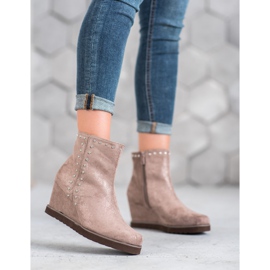 Kylie Bottes beiges sur un coin 5
