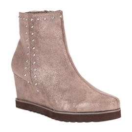 Kylie Bottes beiges sur un coin 1