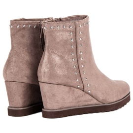 Kylie Bottes beiges sur un coin 3