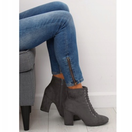 Bottes grises sur un talon stable SP03 Gris 1