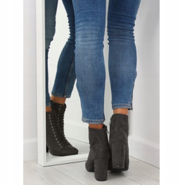 Bottes grises sur un talon stable SP03 Gris 2