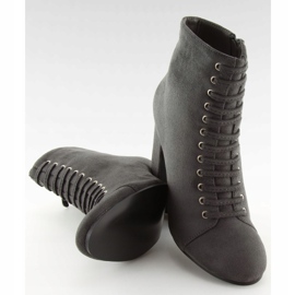 Bottes grises sur un talon stable SP03 Gris 3