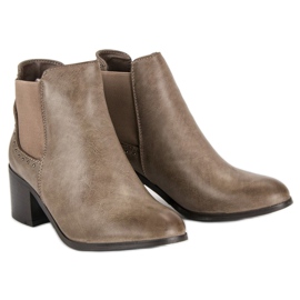 Bottes sur un poteau brun 4