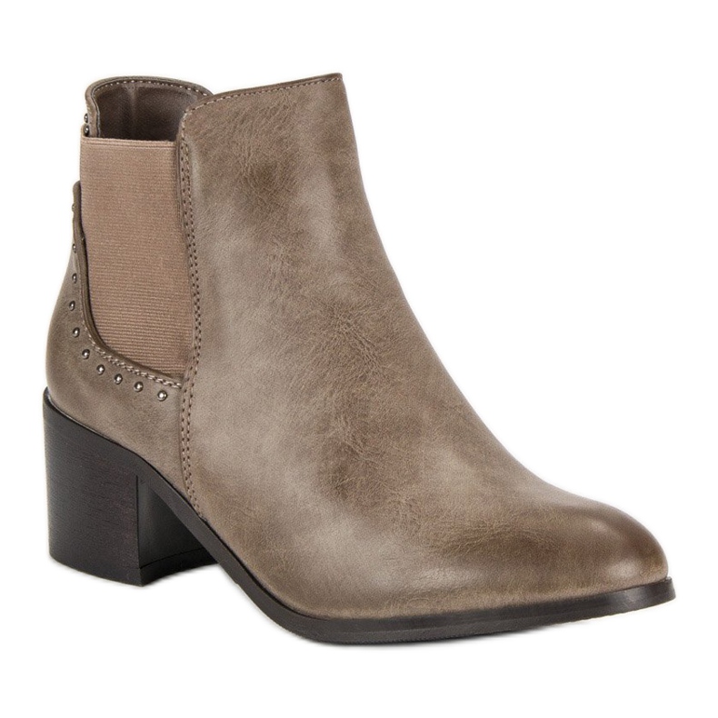 Bottes sur un poteau brun 1