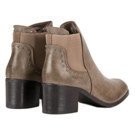 Bottes sur un poteau brun 3