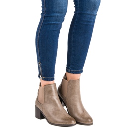 Bottes sur un poteau brun 5