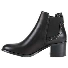 Bottes sur un poteau noir 1