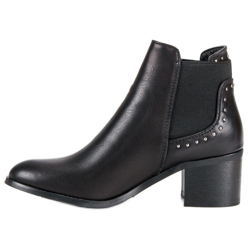 Bottes sur un poteau noir 1