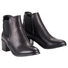 Bottes sur un poteau le noir 3