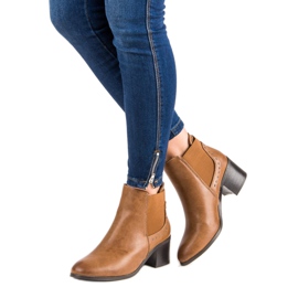 Bottes sur un poteau brun 6