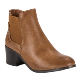 Bottes sur un poteau brun 1