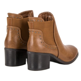 Bottes sur un poteau brun 3