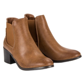 Bottes sur un poteau brun 4