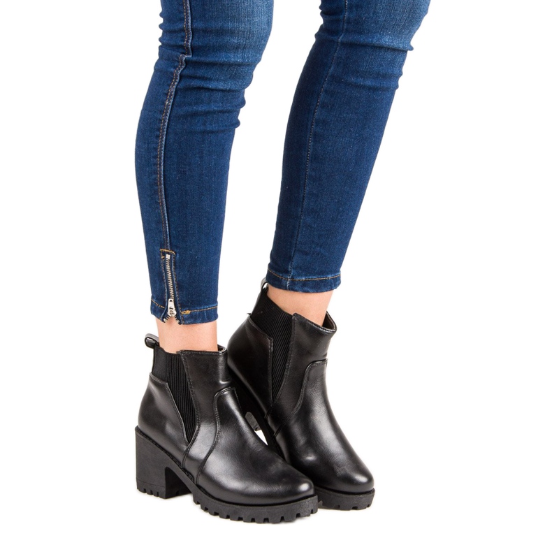 Bottines Chelsea noires sur un bar 1