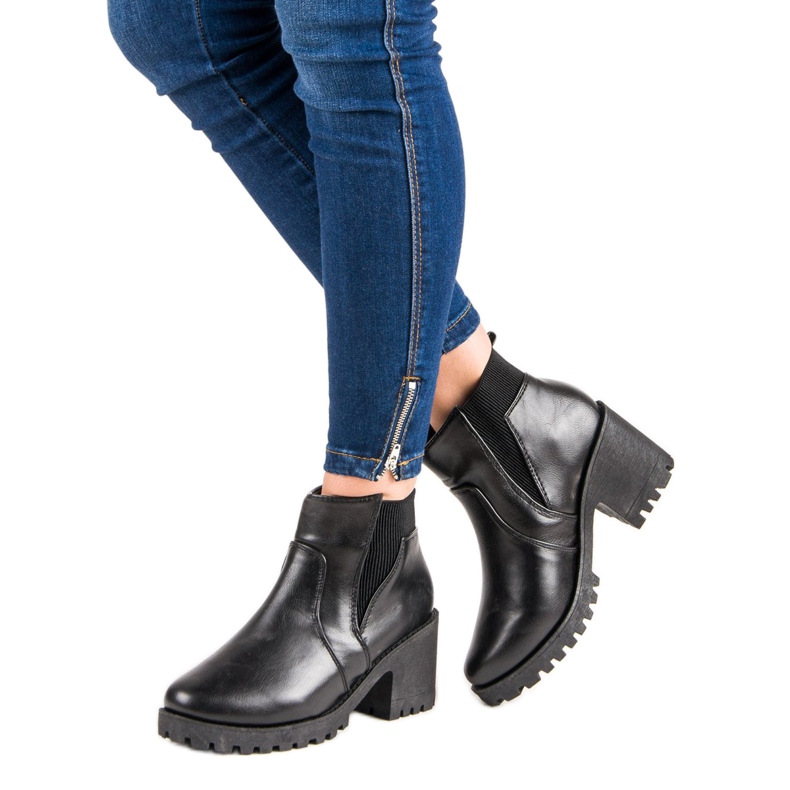 Bottines Chelsea noires sur un bar le noir 2