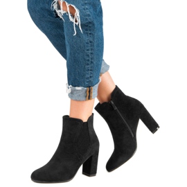 Bottines en daim sur le poteau le noir 5