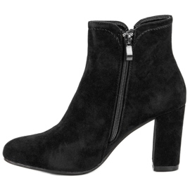 Bottines en daim sur le poteau le noir 1