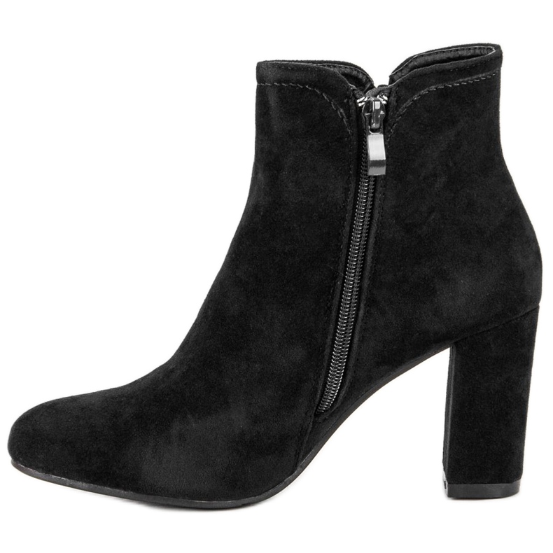Bottines en daim sur le poteau noir 1