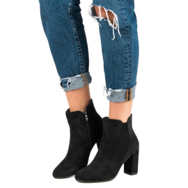 Bottines en daim sur le poteau le noir 4