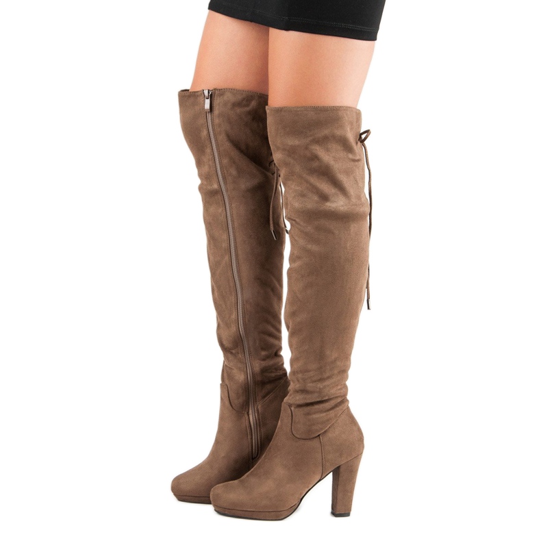 Mousquetaires en daim sur un pilier brun 1