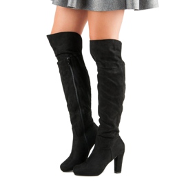 Bottes en daim sur le poteau noir 1