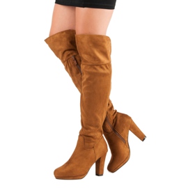 Bottes en daim sur un pilier brun 2