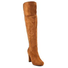 Bottes en daim sur un pilier brun 3