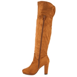 Bottes en daim sur un pilier brun 4