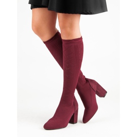 Bottes ajourées sur un poteau rouge 3