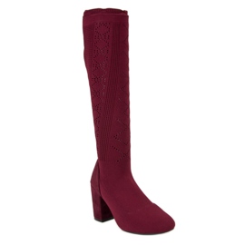 Bottes ajourées sur un poteau rouge 4