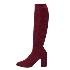 Bottes ajourées sur un poteau rouge 1