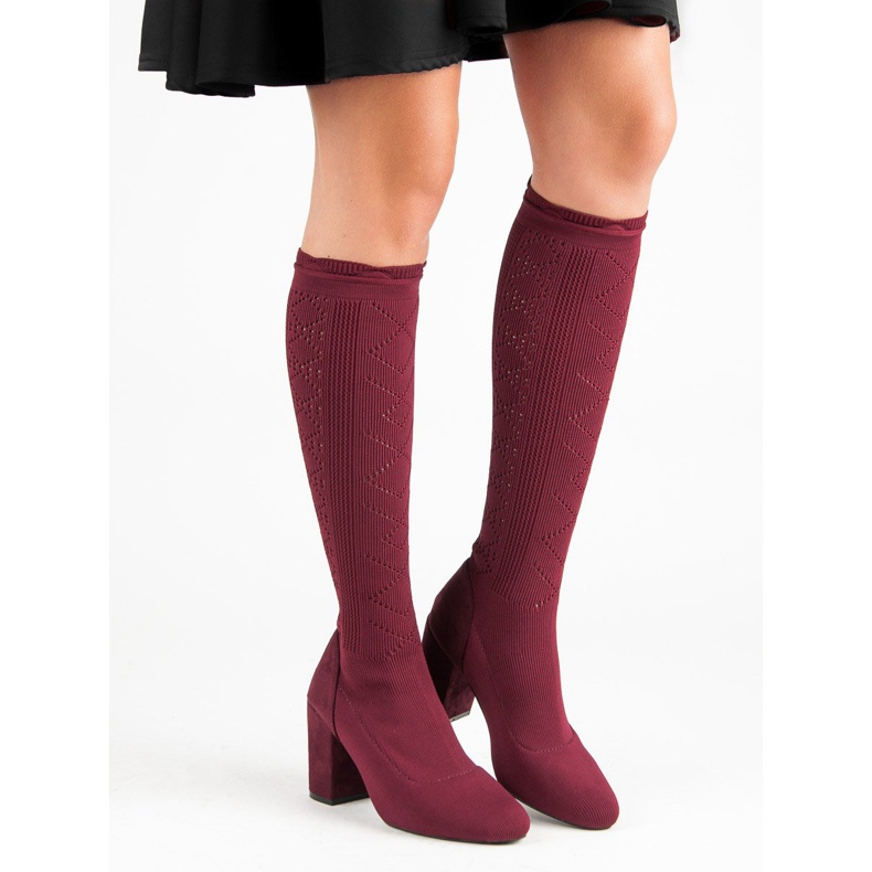 Bottes ajourées sur un poteau rouge 2