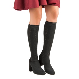 Bottes ajourées sur un poteau le noir 2