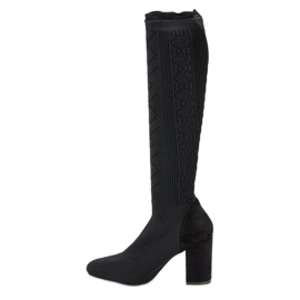 Bottes ajourées sur un poteau le noir 1