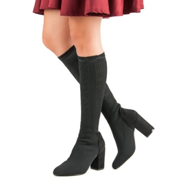 Bottes ajourées sur un poteau le noir 3