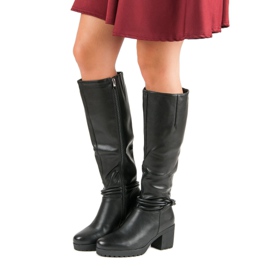 Filippo Bottes décontractées sur le poste noir 2