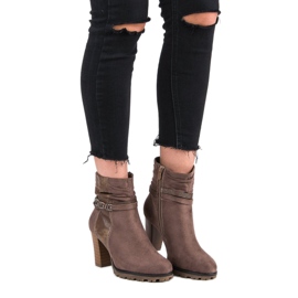 Super Mode Bottes élégantes sur le poste brun 1