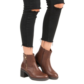 Bottes classiques sur le poteau brun 4