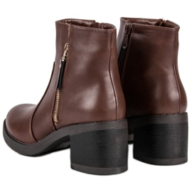 Bottes classiques sur le poteau brun 2