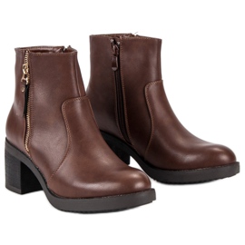 Bottes classiques sur le poteau brun 3