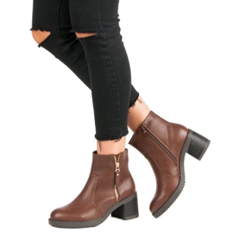 Bottes classiques sur le poteau brun 5