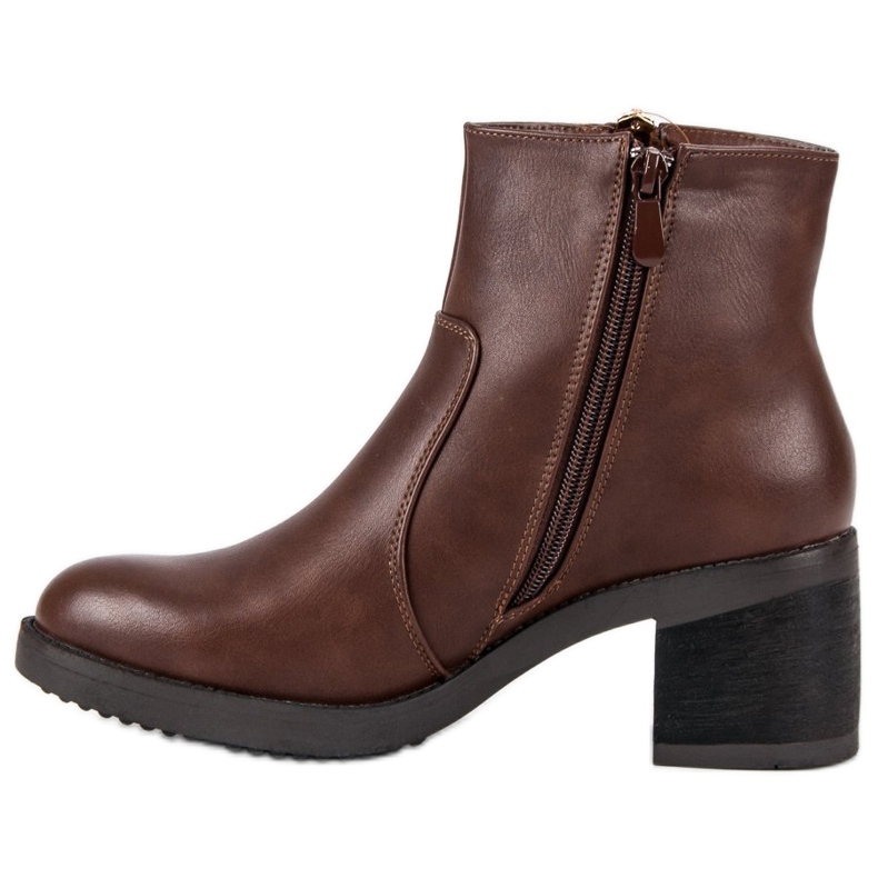 Bottes classiques sur le poteau brun 1