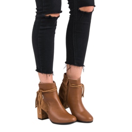 Nio Nio Chaussons de chameau sur un poteau brun 1 Nio Nio Chaussons de chameau sur un poteau brun 1