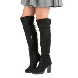 Cm Paris Bottes en daim sur un pilier noir 2