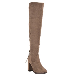 Cm Paris Bottes en daim sur un pilier brun 1